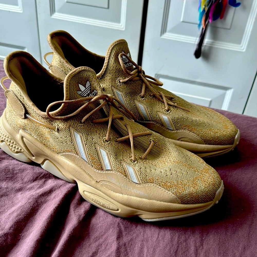 I have a pair of adidas Ozweego I’m selling, size 11 , im asking for $50, no box